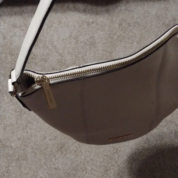 Michael kors purse - Picture 2 of 14
